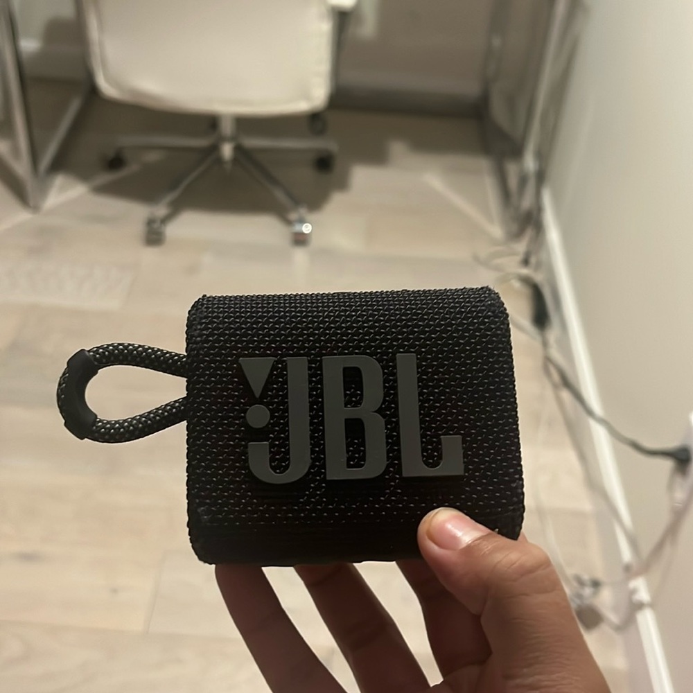 I’m selling my jbl go speaker it’s been used one time water proof